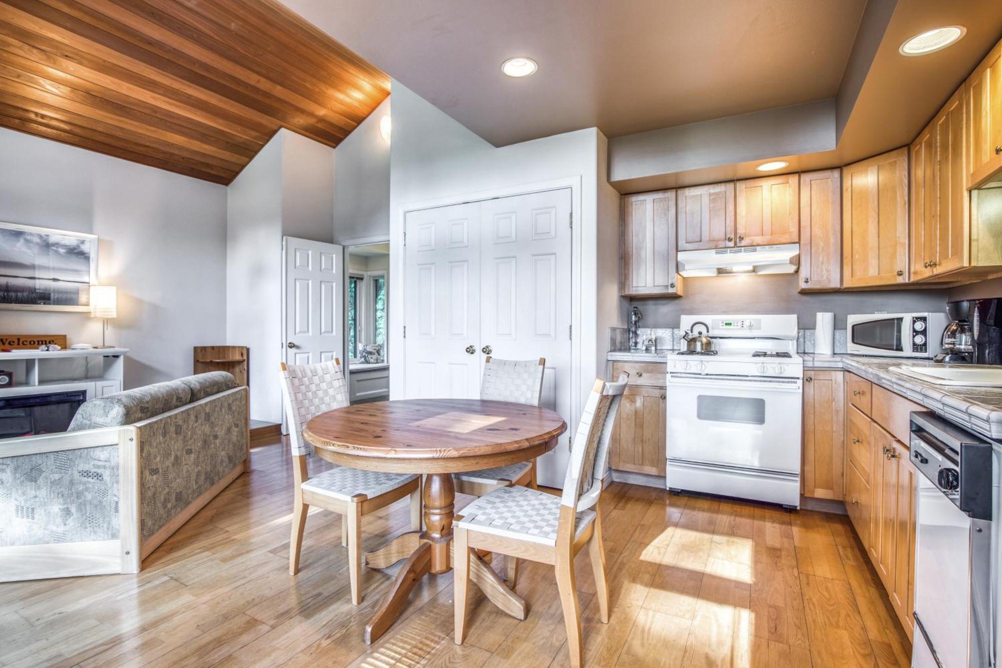 The Quintessa Cottage Clinton Экстерьер фото